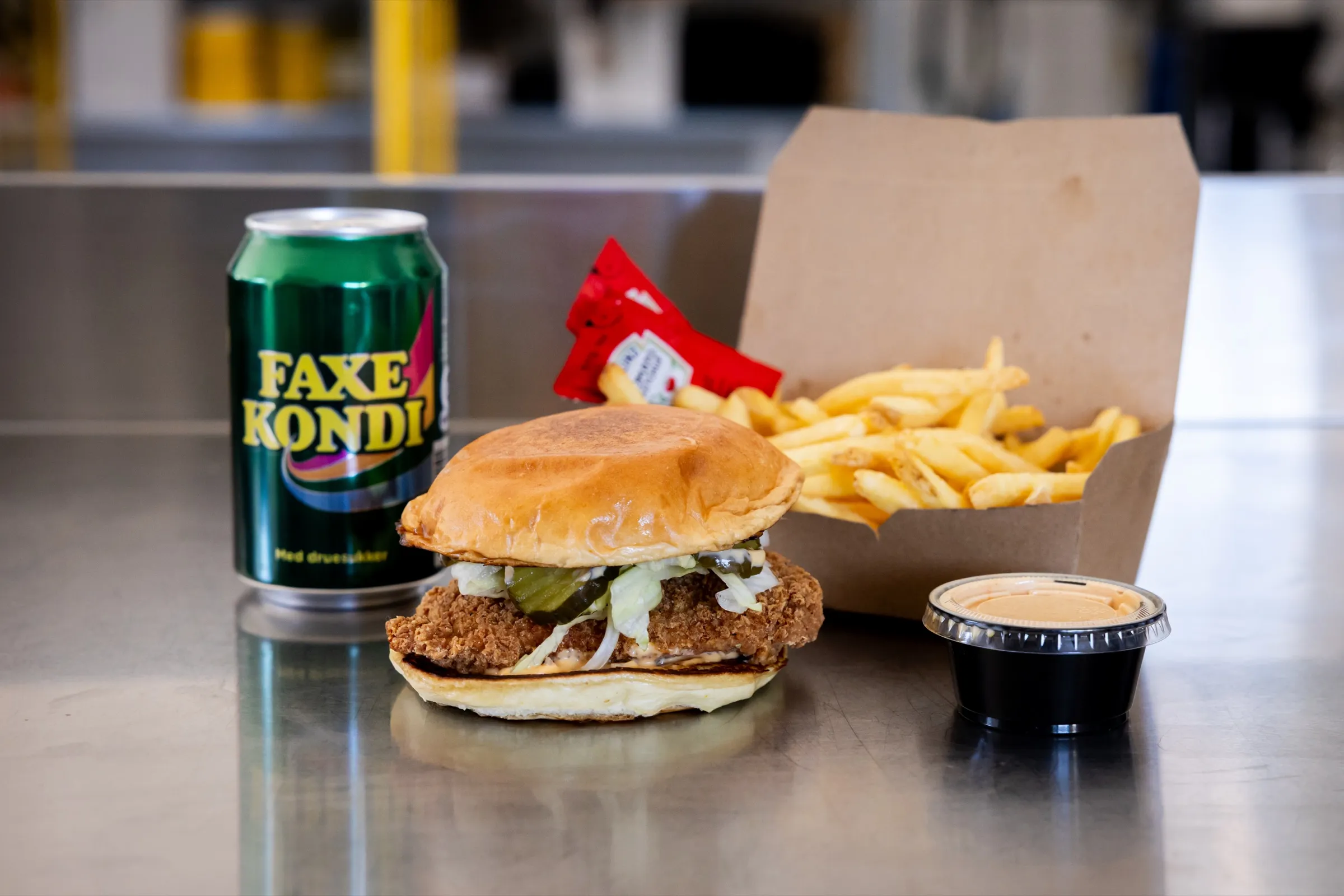 Fried Chicken Sandwich med fries, dip og en Faxe Kondi