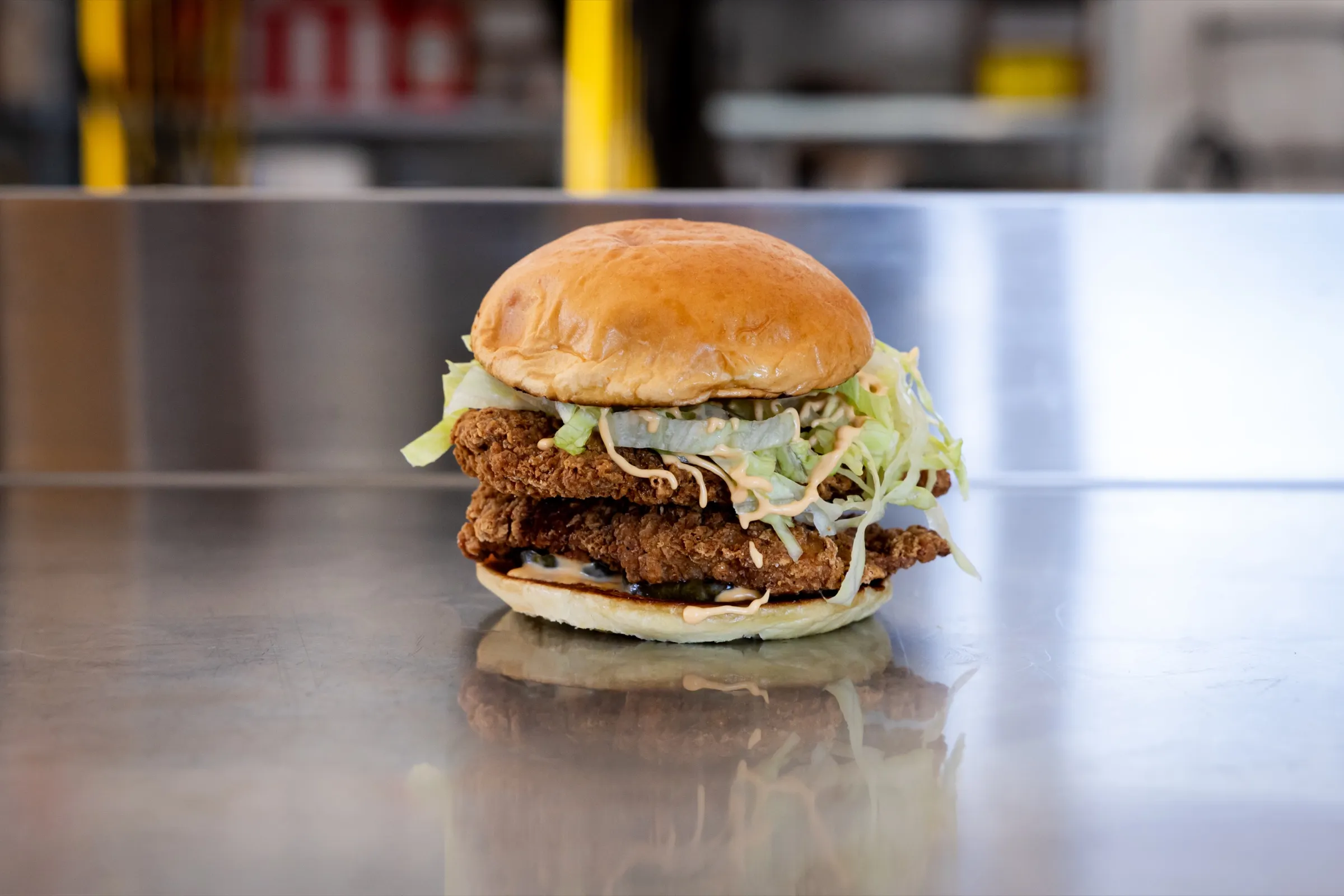 Fried Chicken Sandwich med to stykker sprød kylling og salat