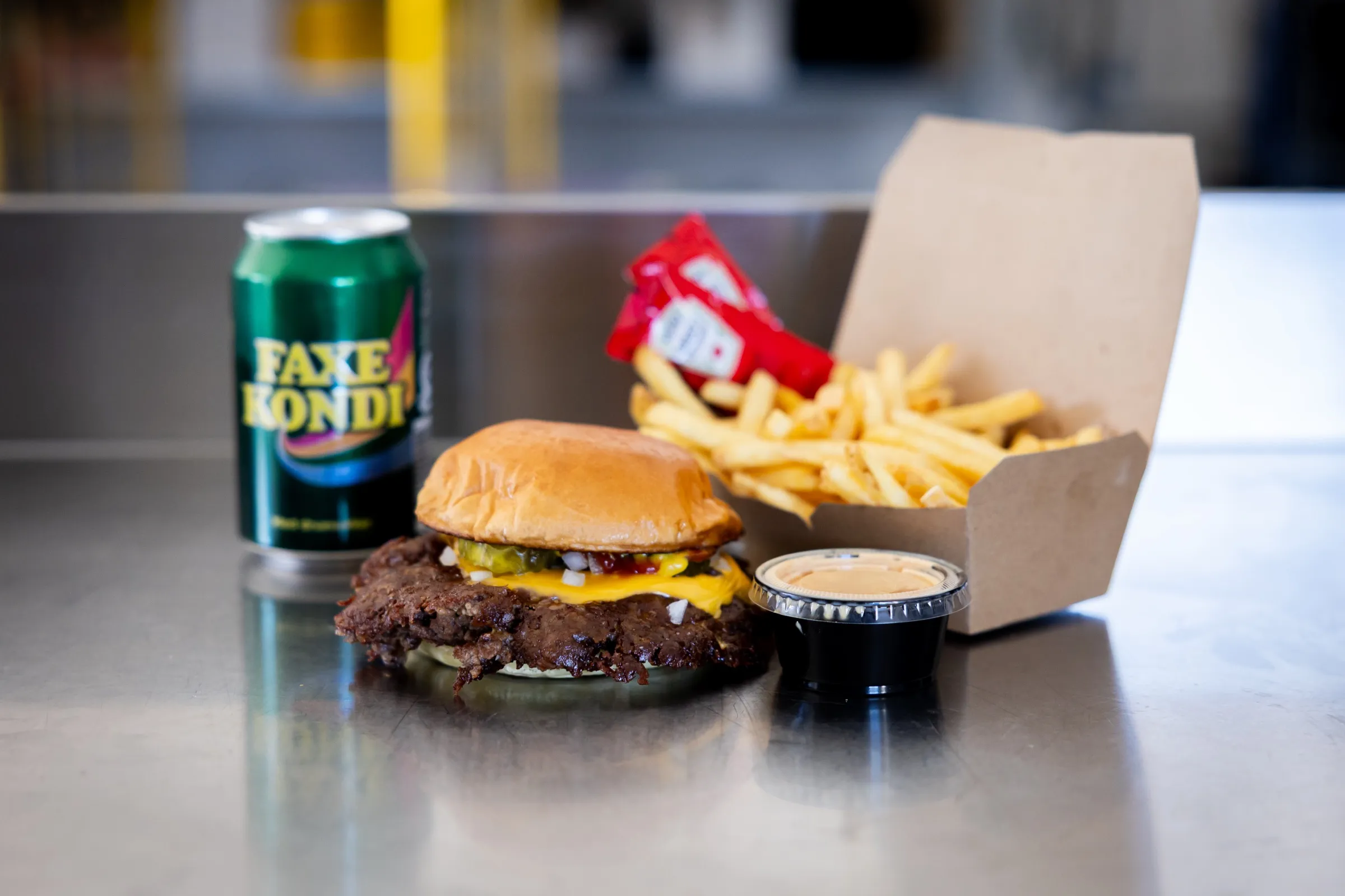 Classic Cheeseburger med fries, dip og en Faxe Kondi