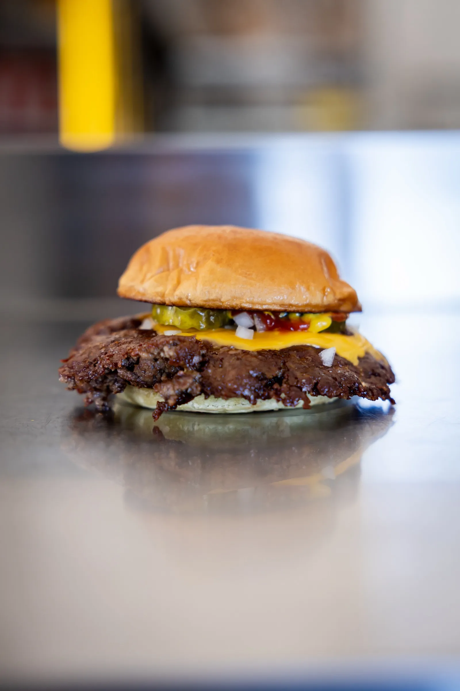 Classic Cheeseburger med to smashede bøffer