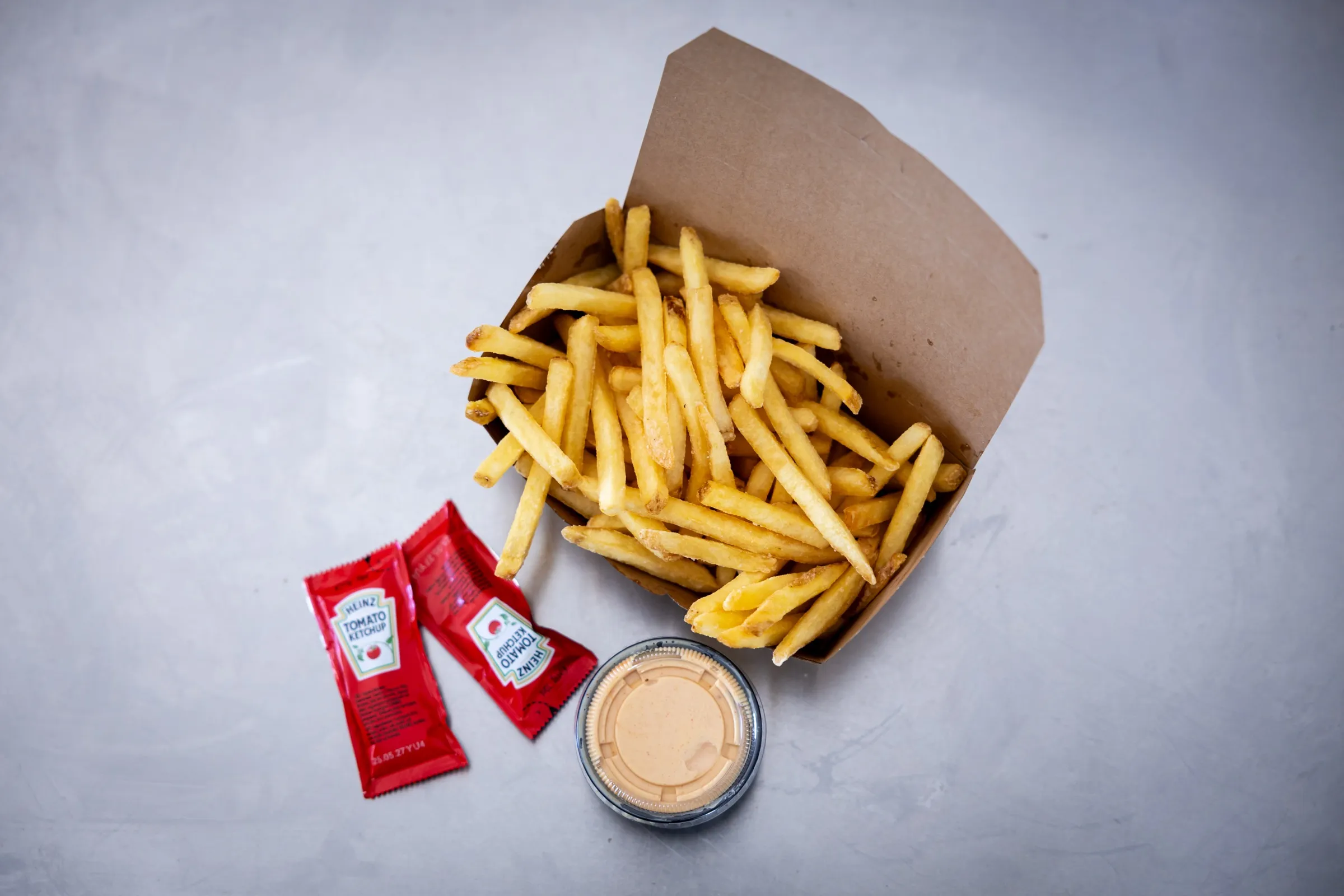 Fries, dip og ketchup set oppefra