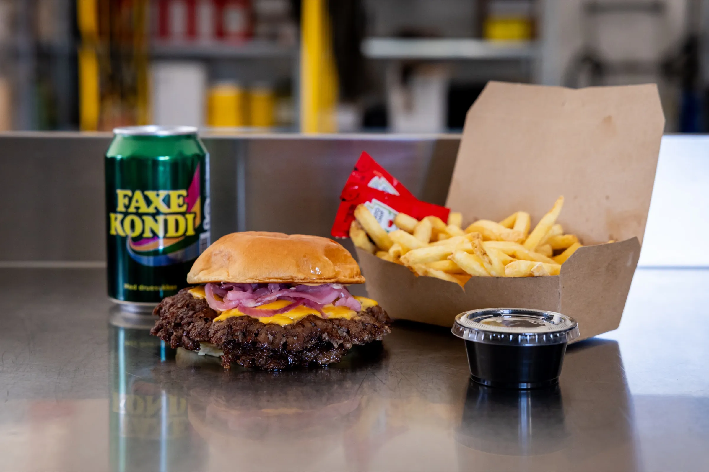 House Cheeseburger med fries, dip og en Faxe Kondi